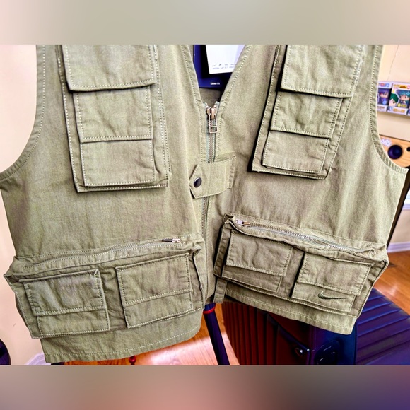 Gorgeous Nike Utility Vest!!!
Loose Fit - Picture 5 of 9